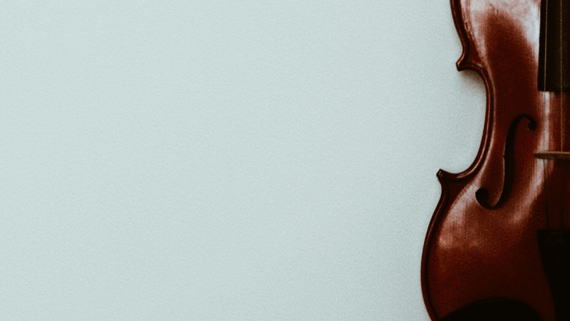 Violino encostado a uma parede